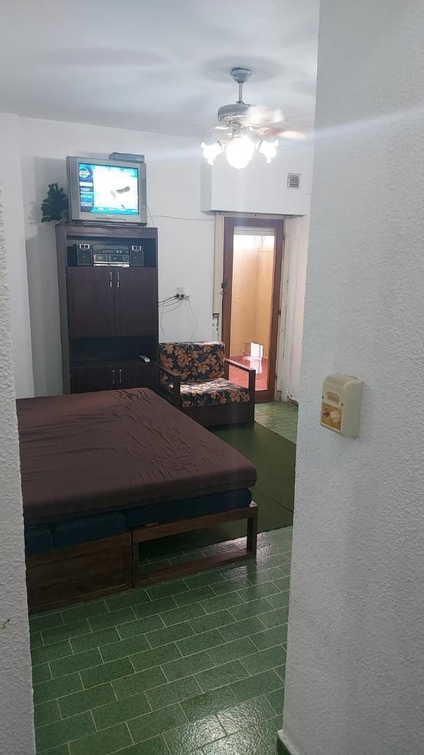 Departamento monoambiente con patio, sobre Costanera!