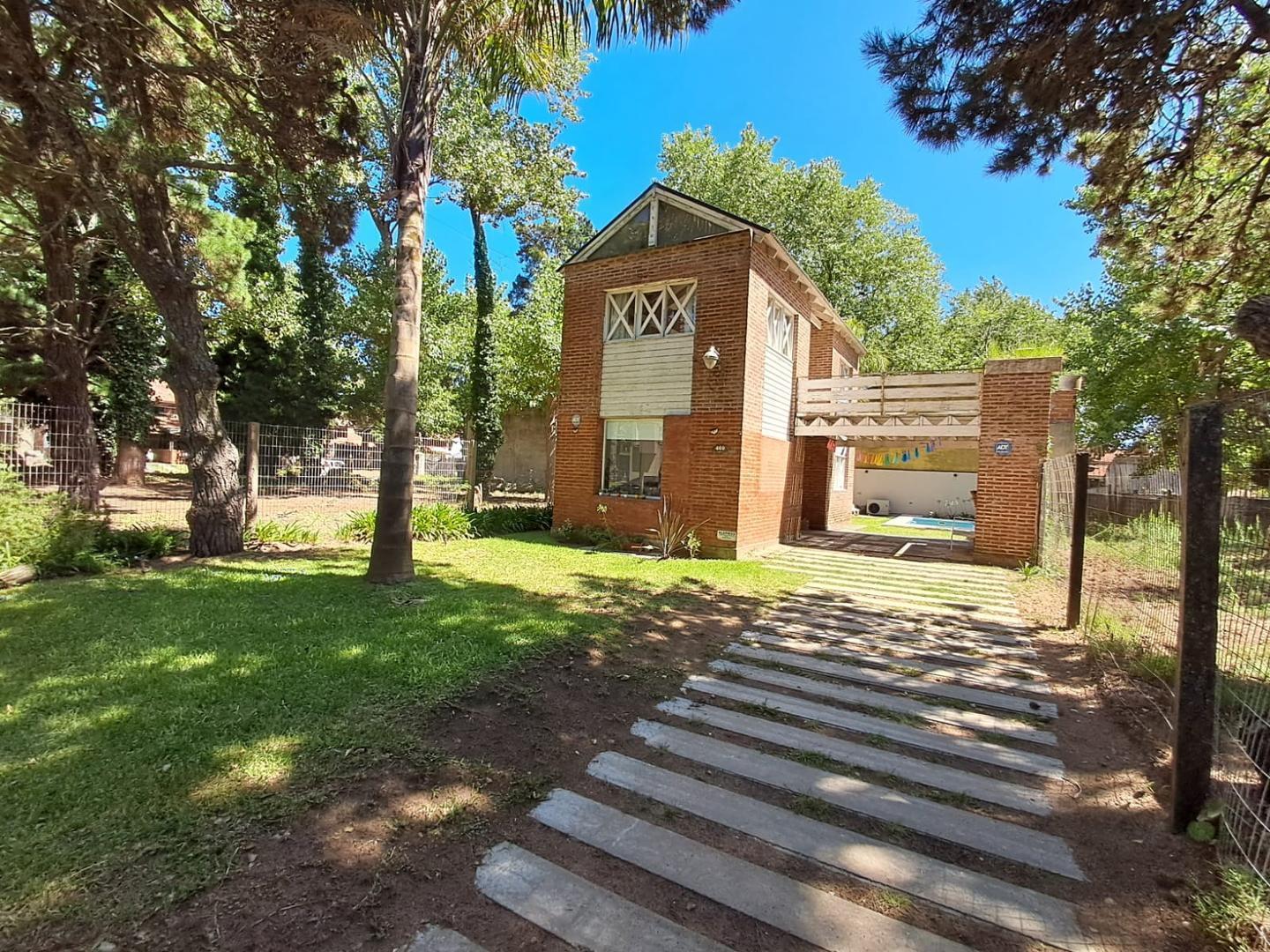 Casa de tres ambientes en lote propio con pileta y gas Nat.