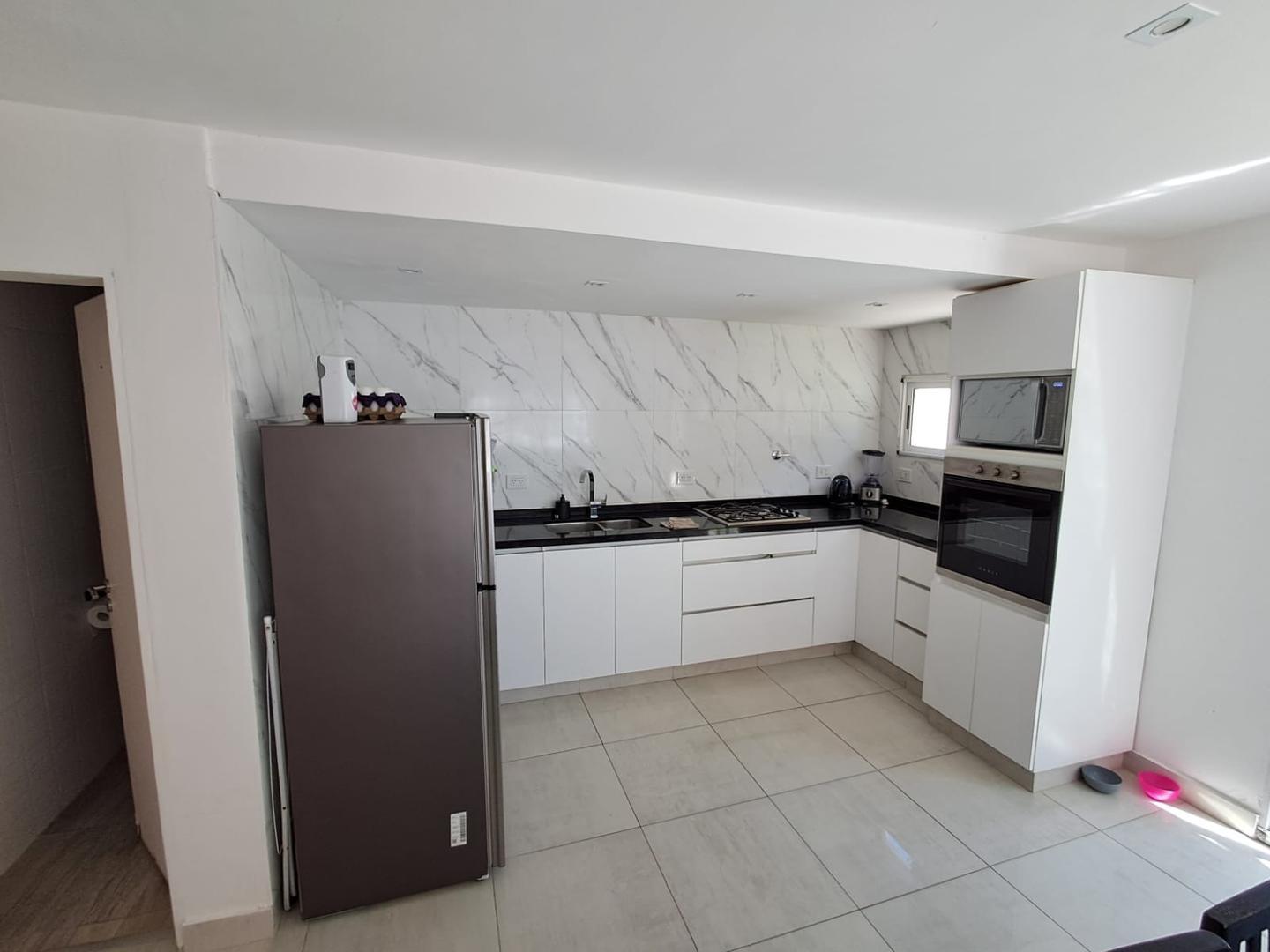 Foto de Casa de tres ambientes en lote propio con pileta y gas Nat., imagen 2