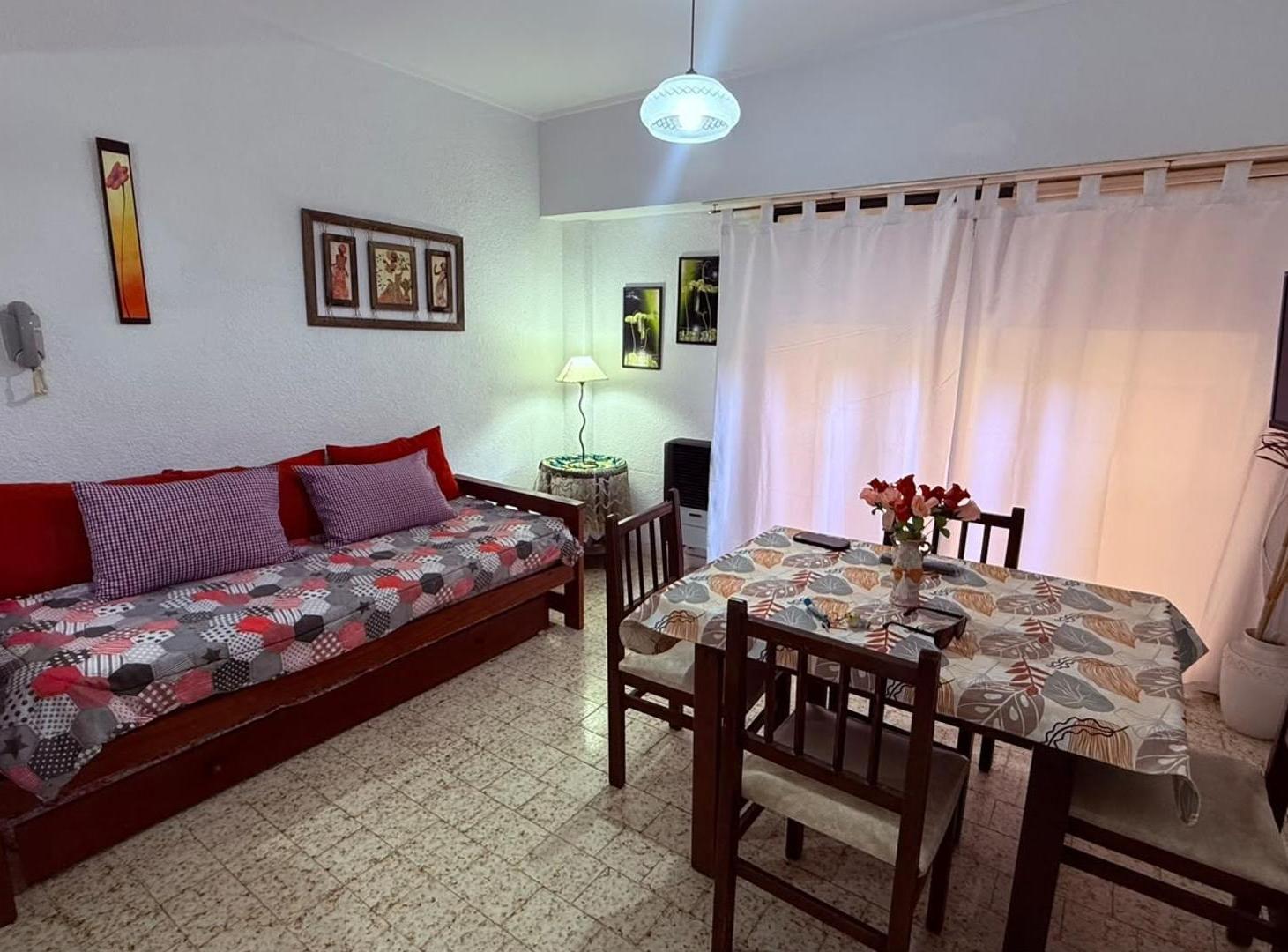 Foto de DEPARTAMENTO DOS AMBIENTES CON PATIO A 3 CUADRAS DEL MAR!, imagen 2
