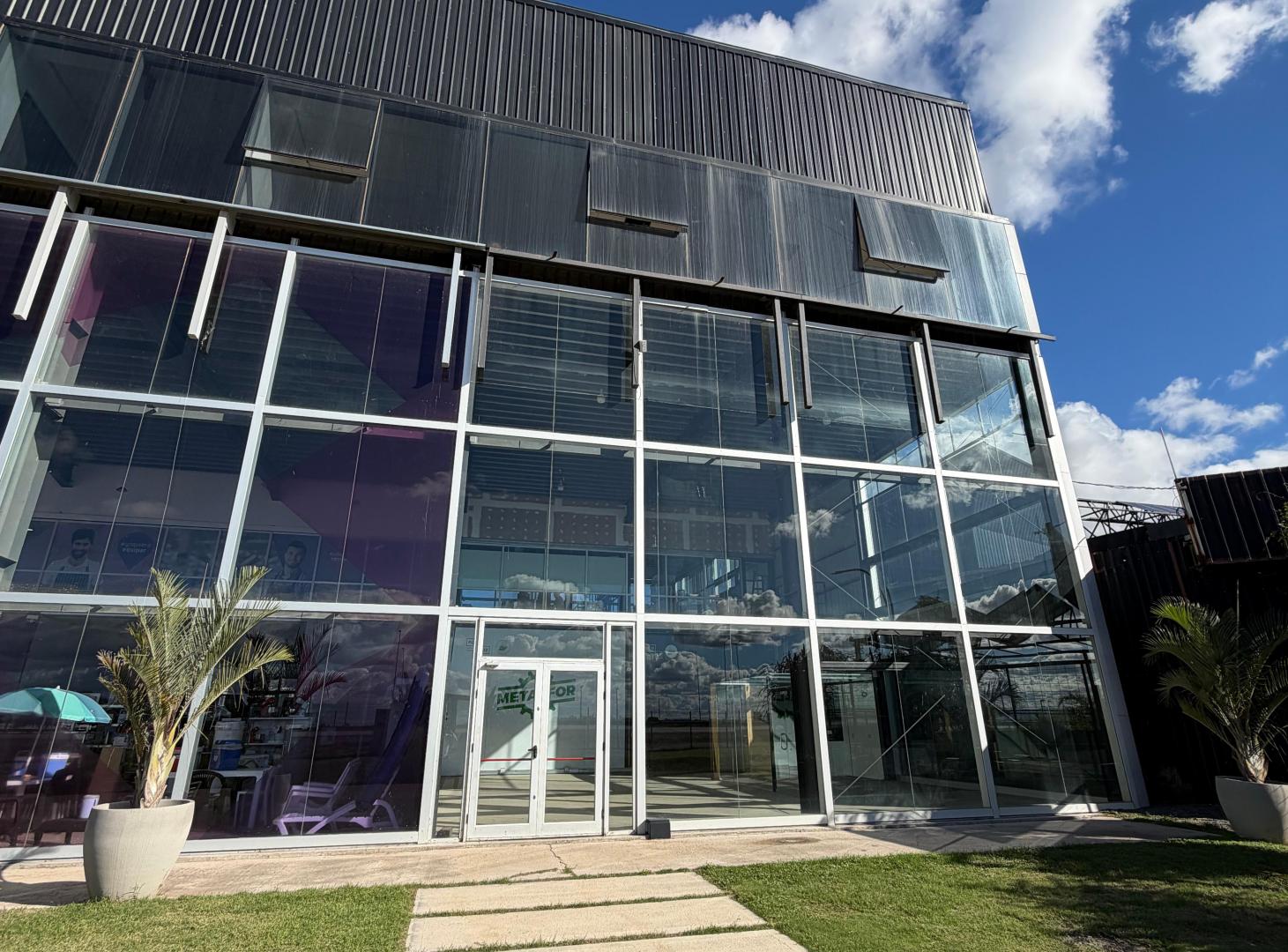 LOCAL COMERCIAL DE 150 M2 EN POLO INDUSTRIAL 52 - SOBRE AUTOPISTA