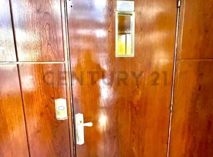 Piso de categoría  en Avda. 51 entre 9 y 10,  frente al Teatro Argentino en exclusivo edificio. 4