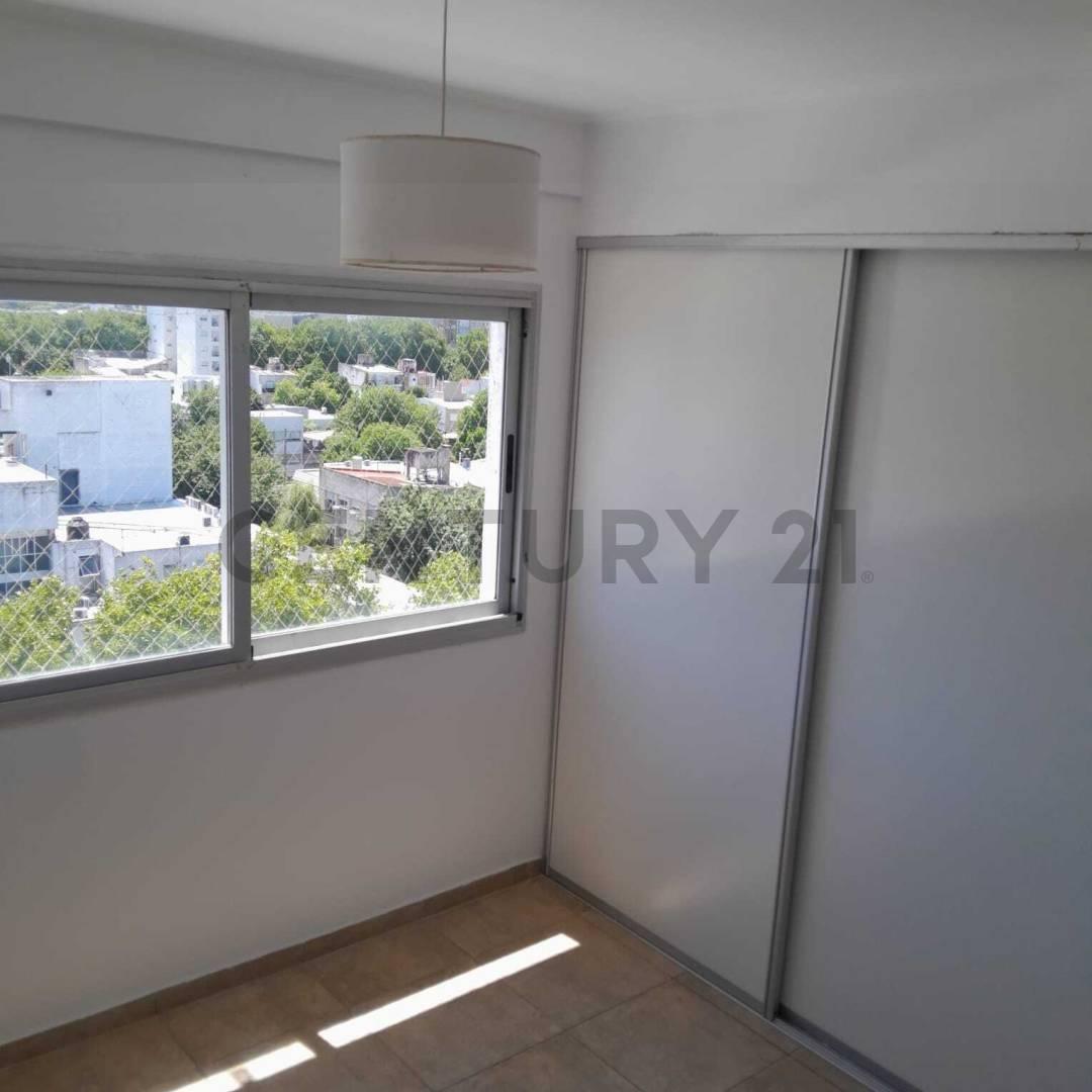 Venta Departamento. Un Dormitorio mas escritorio (2do dormitorio) y Cochera cubierta. Calle 11 62 y