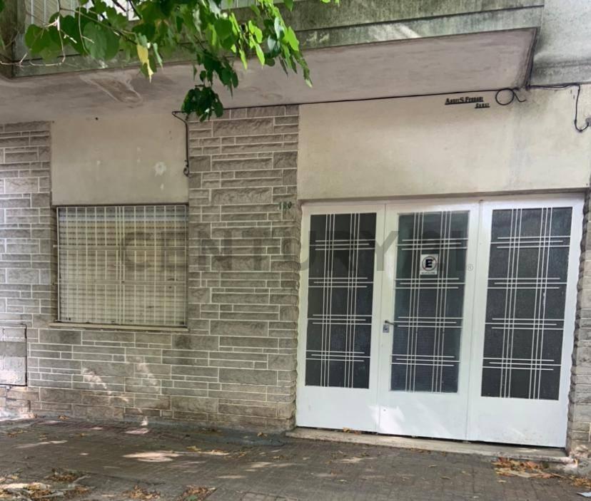 Venta P.H al frente. Dos Dormitorios y patio. 12 35 y 36.