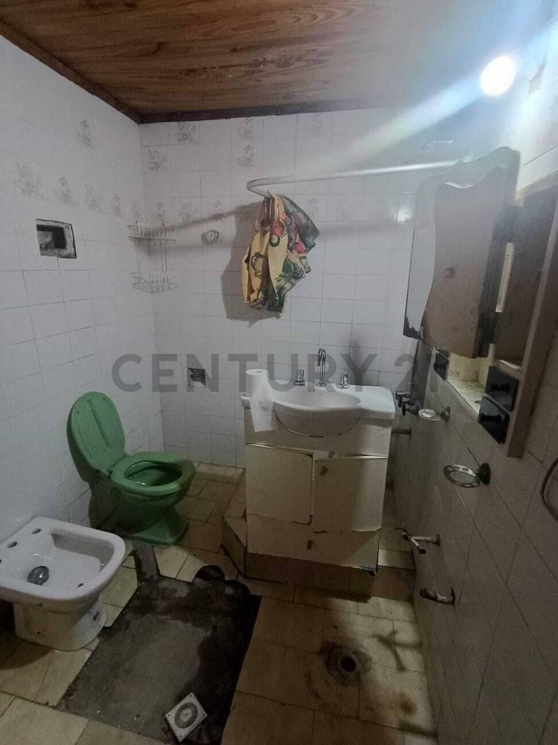 Foto de 117 entre 34 y 35. Casa de 2 dormitorios a reciclar en venta en La Plata, imagen 4