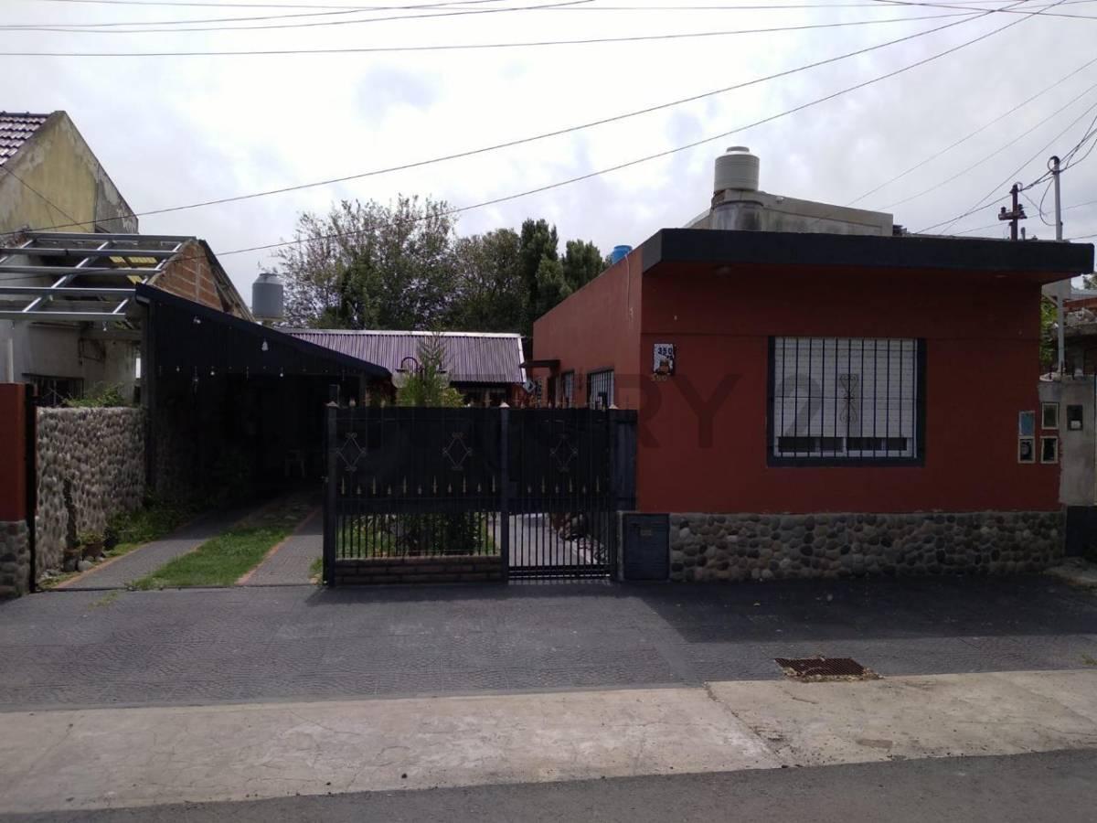 411A entre 453 y 454. Casa de 3 dormitorios en Venta en Gutierrez - Berazategui