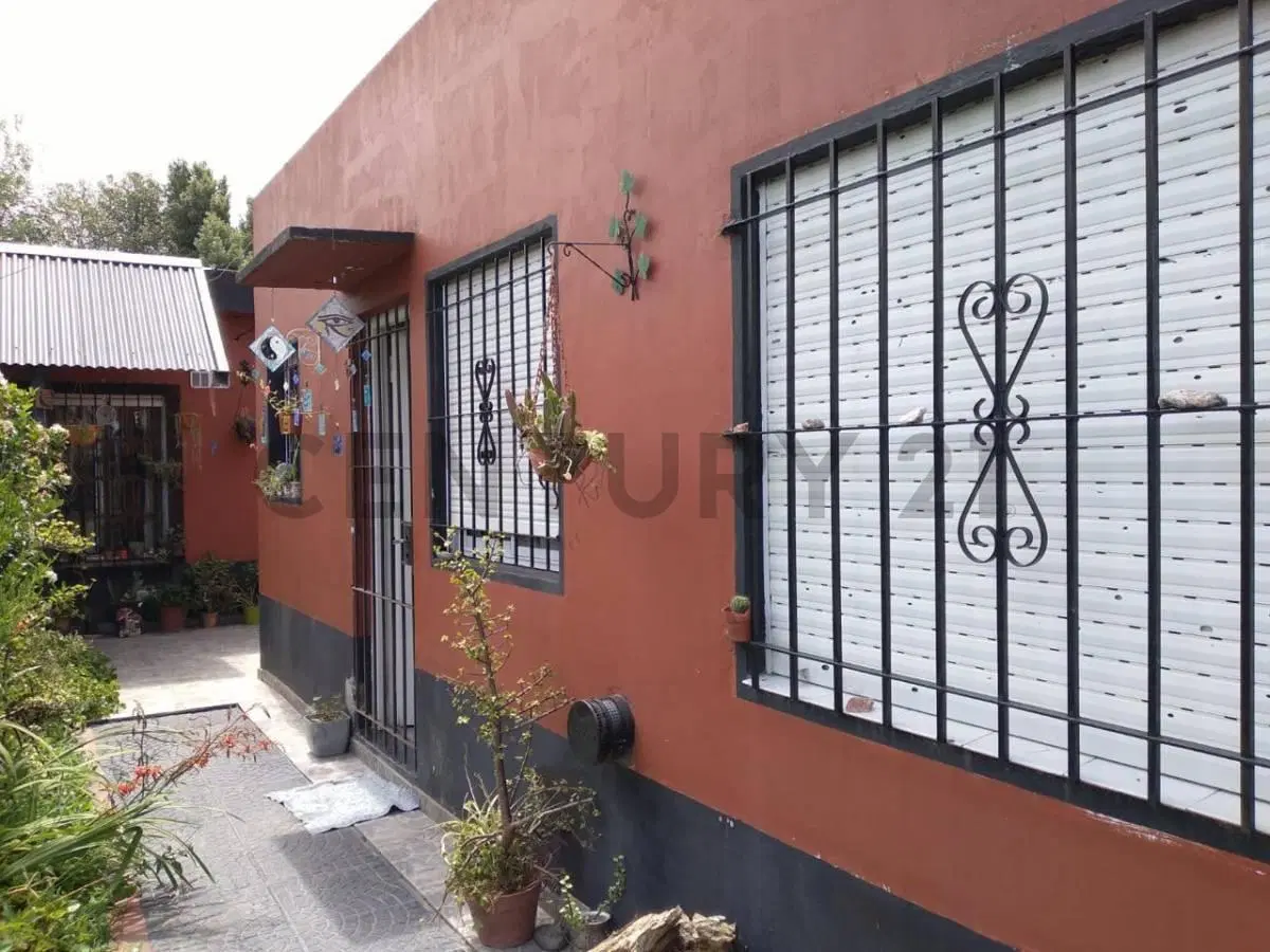 411A entre 453 y 454. Casa de 3 dormitorios en Venta en Gutierrez - Berazategui 2