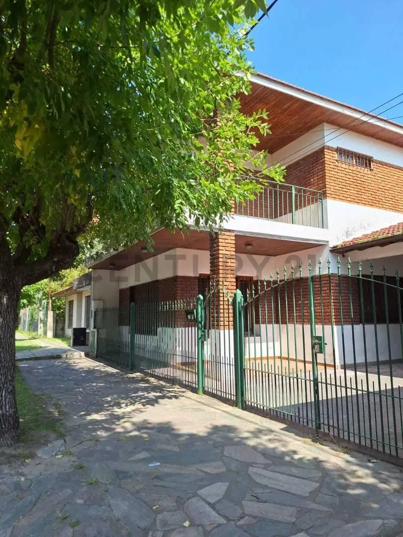 476 entre 8 y 9. Casa de 3 dormitorios en venta en City Bell 3