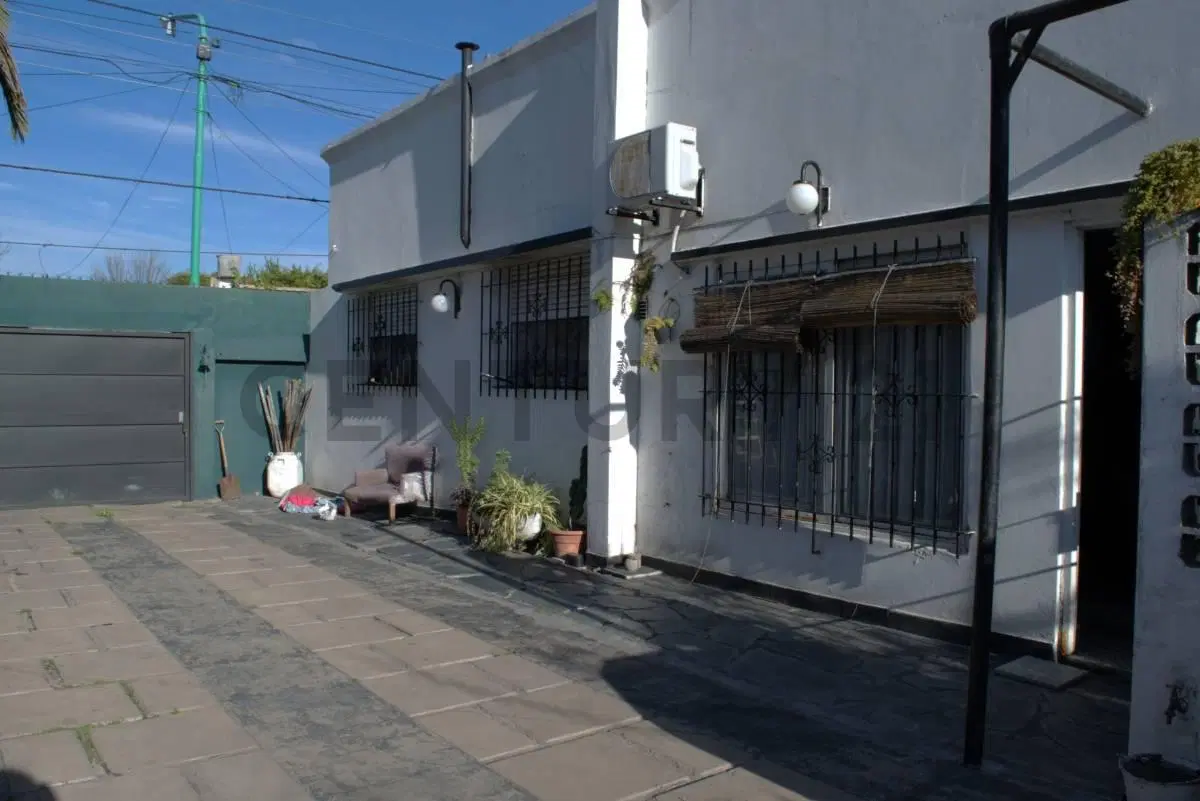 Marquez de Aviles entre Quintana y Arenales. Casa en Venta de 3 dormitorios 3