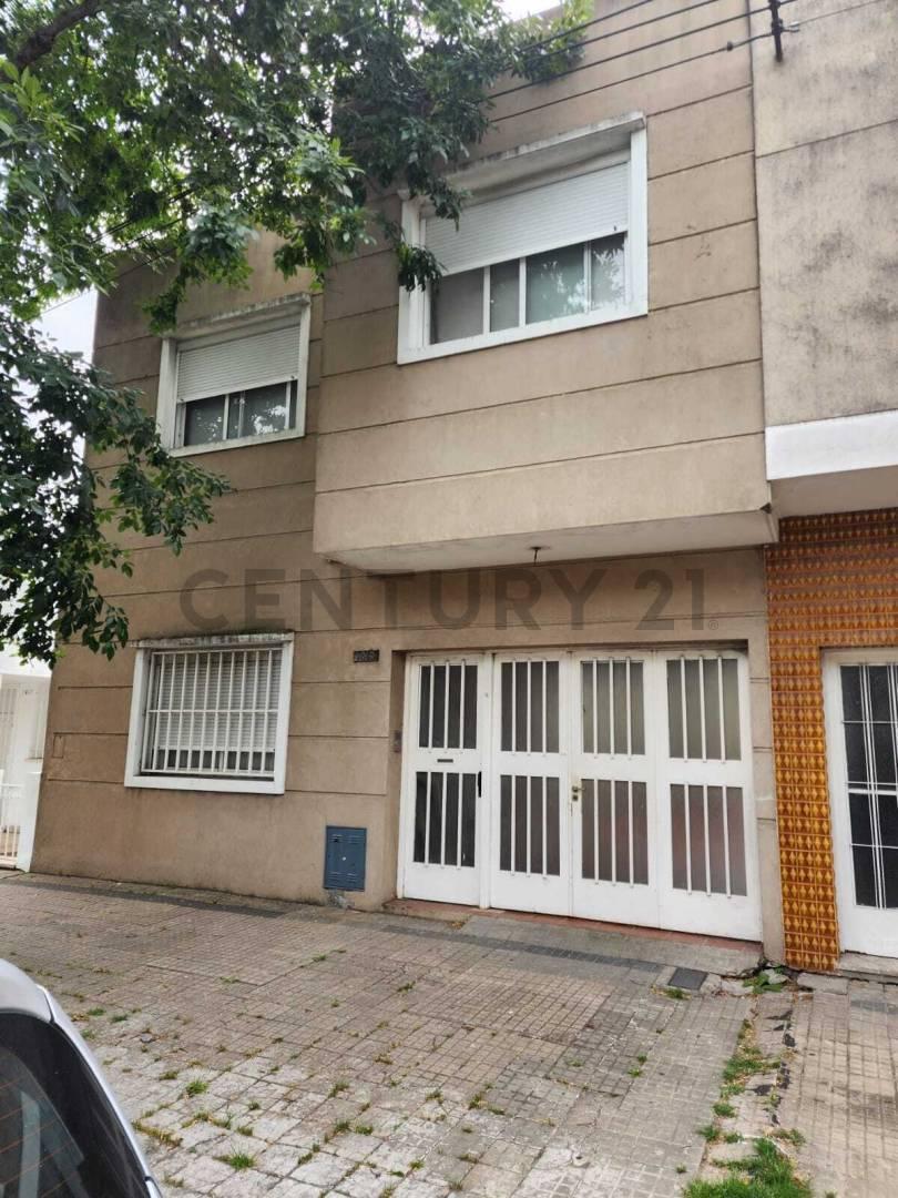 57 entre 27 y 28. Casa en venta. La Plata