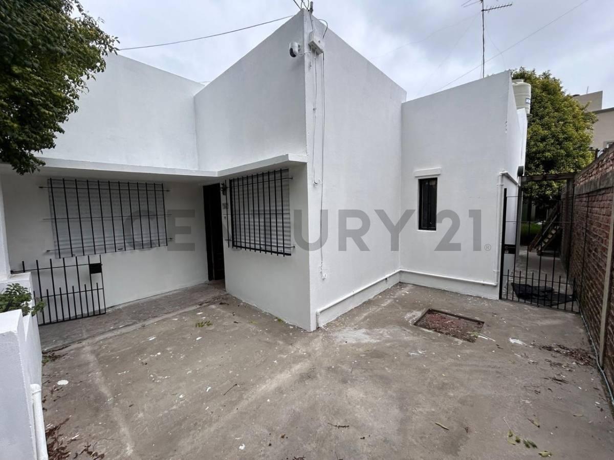 63 bis entre 137 y 138. Casa de 2 habitaciones en VENTA