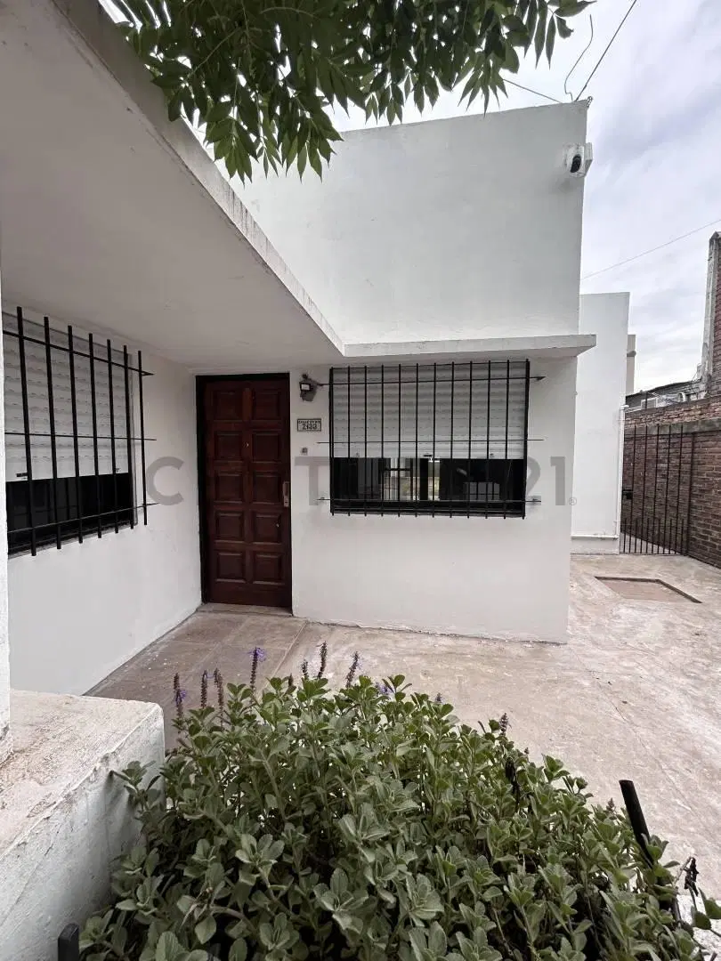 63 bis entre 137 y 138. Casa de 2 habitaciones en VENTA 2