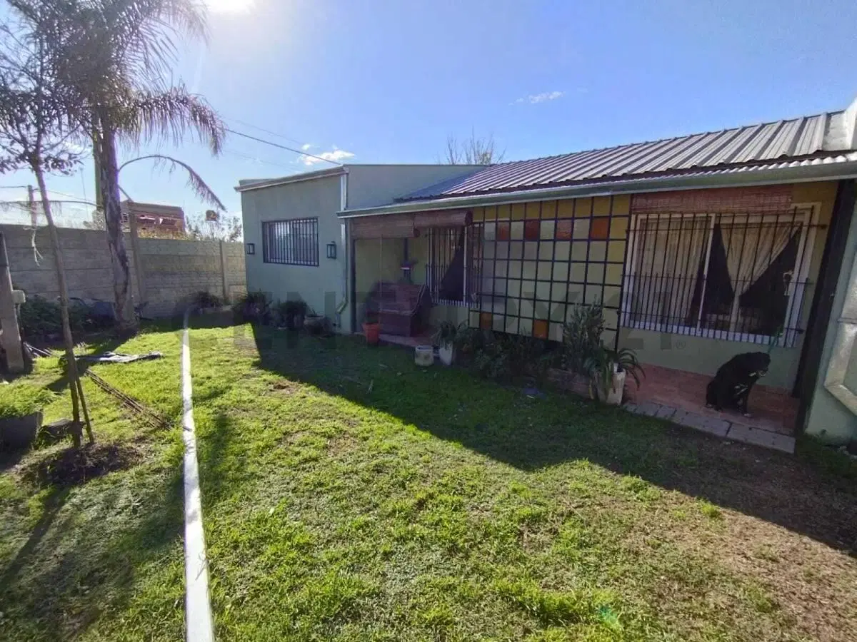 181 bis entre 516 y 516 Bis Casa de 2 dormitorios en venta Melchor Romero La Plata. 3