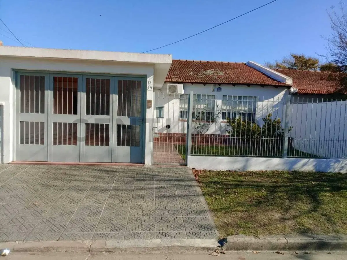 83 entre 12 y 12 Bis. Casa en venta de 3 dormitorios. Barrio Monasterio. La Plata. 2