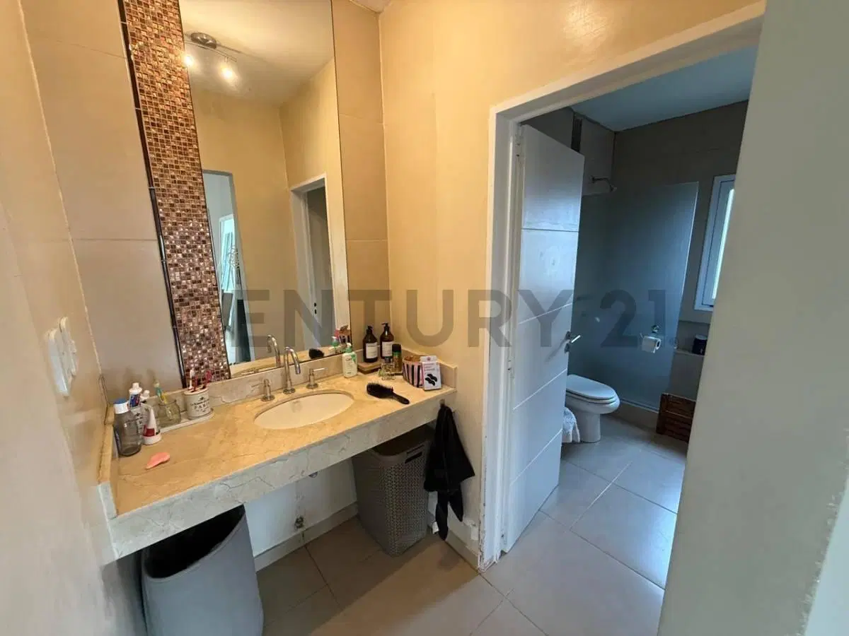 Casa en venta. Calle 484 esquina 8. 2