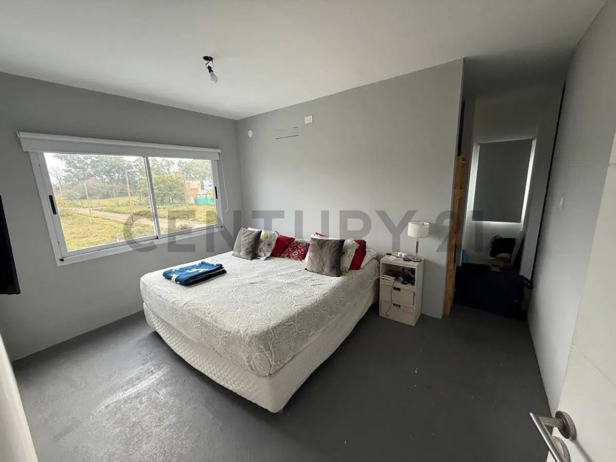 Casa en venta. Calle 484 esquina 8. 3