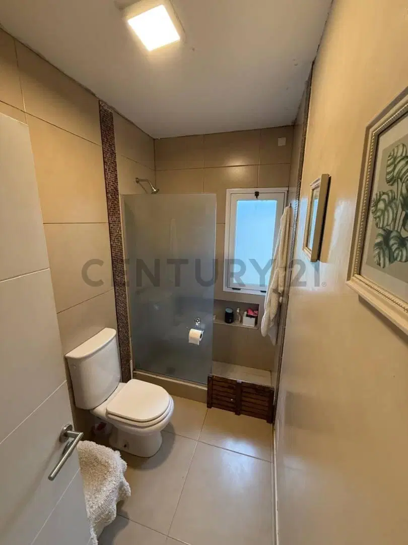 Casa en venta. Calle 484 esquina 8. 4