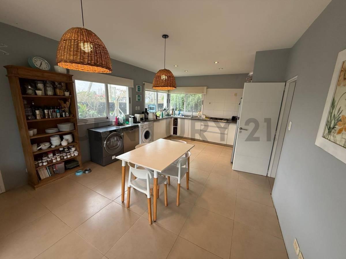 Casa en venta. Calle 484 esquina 8.