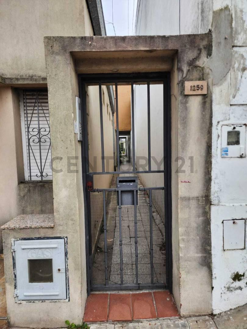 63 entre 20 y 21. Departamento de 2 dormitorios
