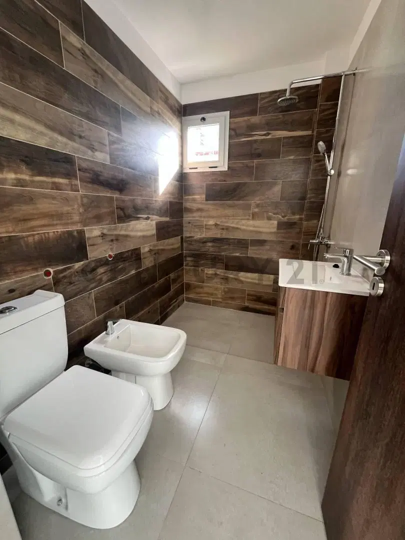 Venta Departamento Uno Dormitorio y Cochera. 17 y 42 4