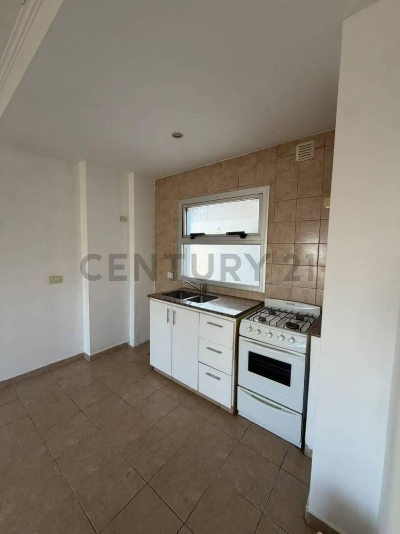 Foto de 8 entre 40 y 41, Departamento en alquiler con cochera, imagen 1