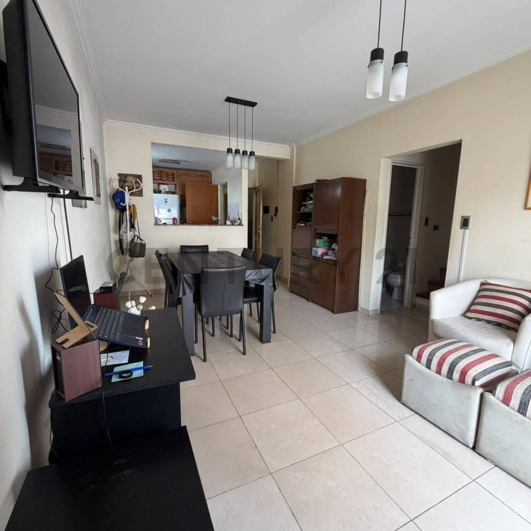 Foto de Departamento Dúplex en venta, dos dormitorios, cochera. Avda 53 entre, imagen 2