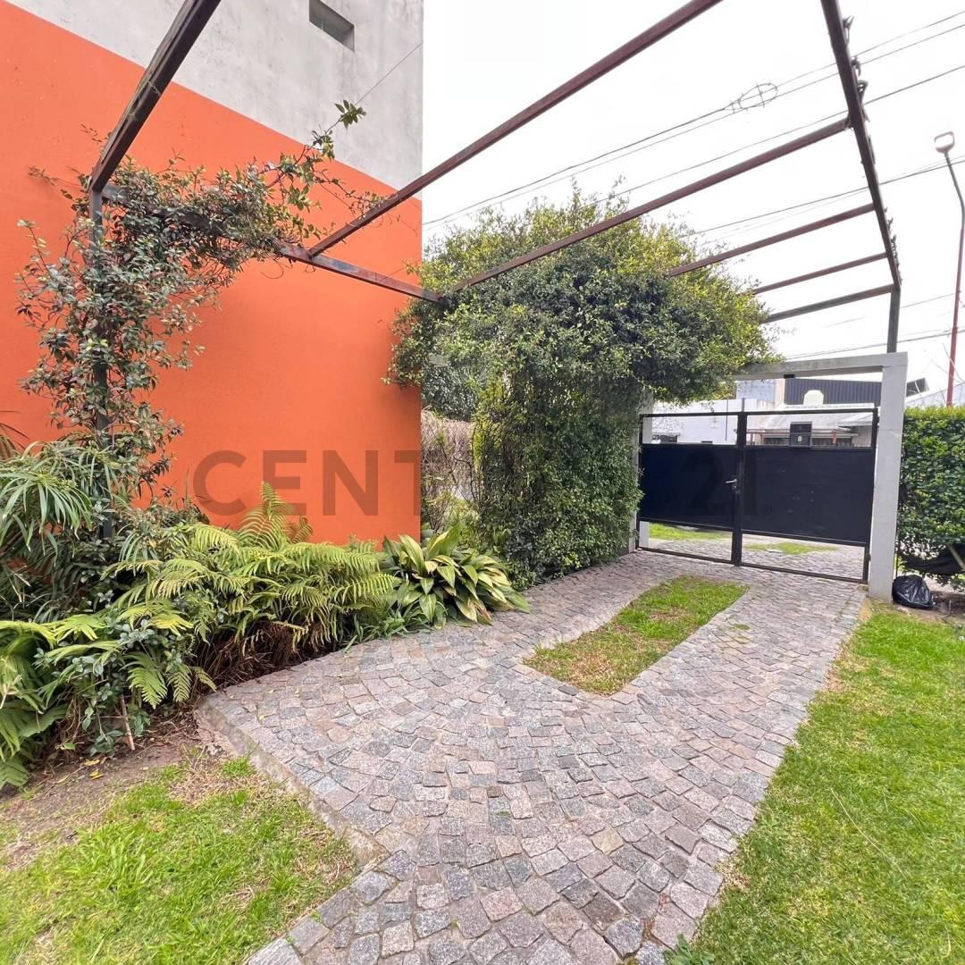 Foto de Duplex en venta dos dormitorios, parque, parilla, cochera City Bell, imagen 1