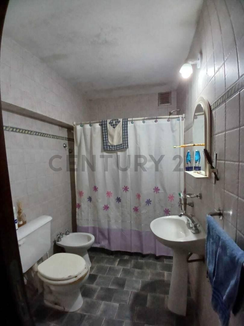 Foto de 5 entre 41 y 42. Venta de Casa cuatro dormitorios y terreno, imagen 5
