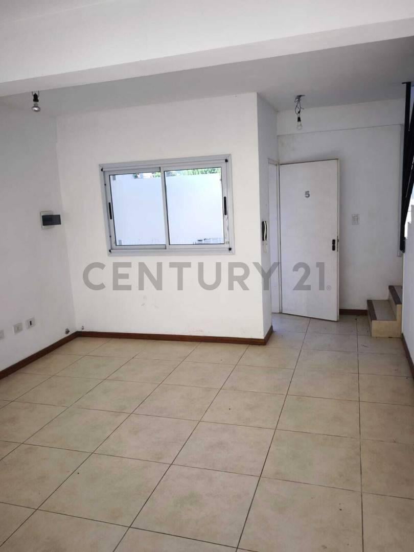 Foto de 143 entre 63 y 64 - Los Hornos, Dúplex de 2 dormitorios en venta, imagen 1