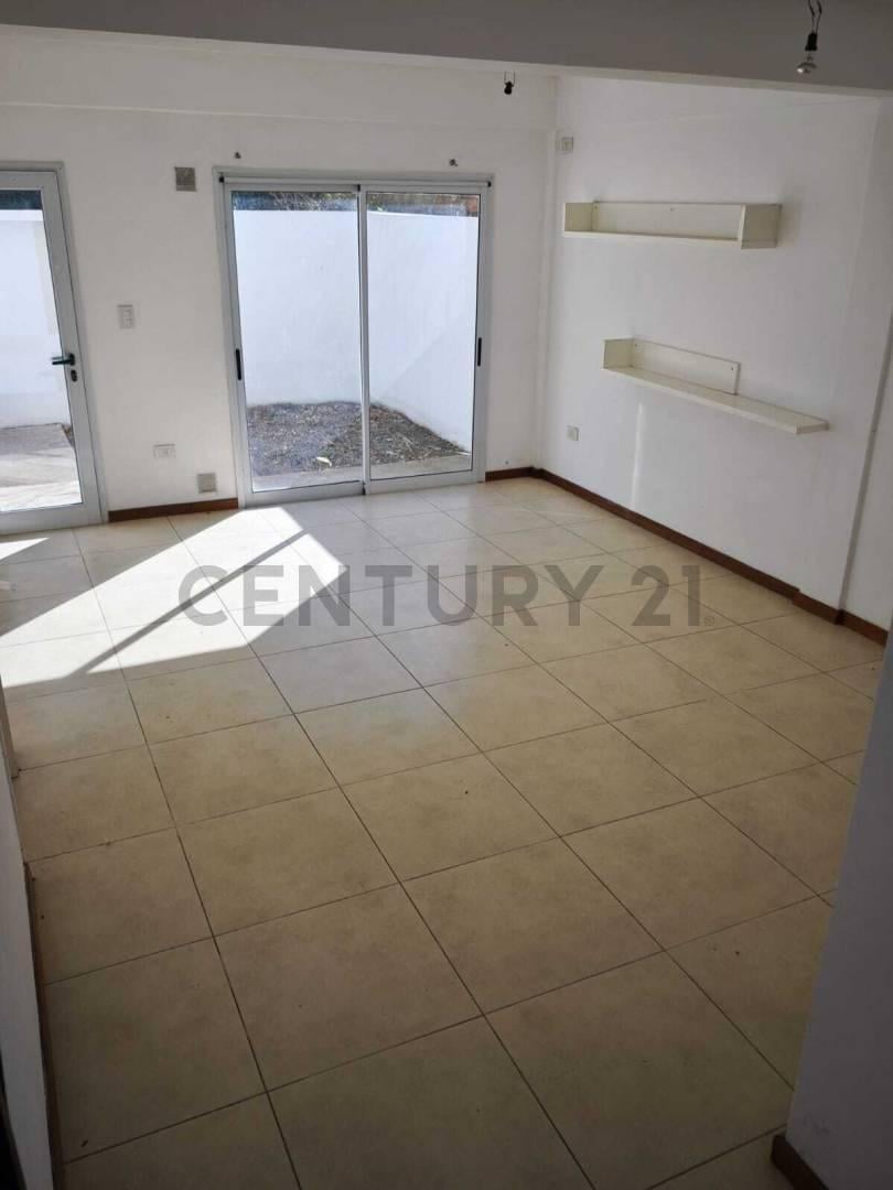 Foto de 143 entre 63 y 64 - Los Hornos, Dúplex de 2 dormitorios en venta, imagen 2