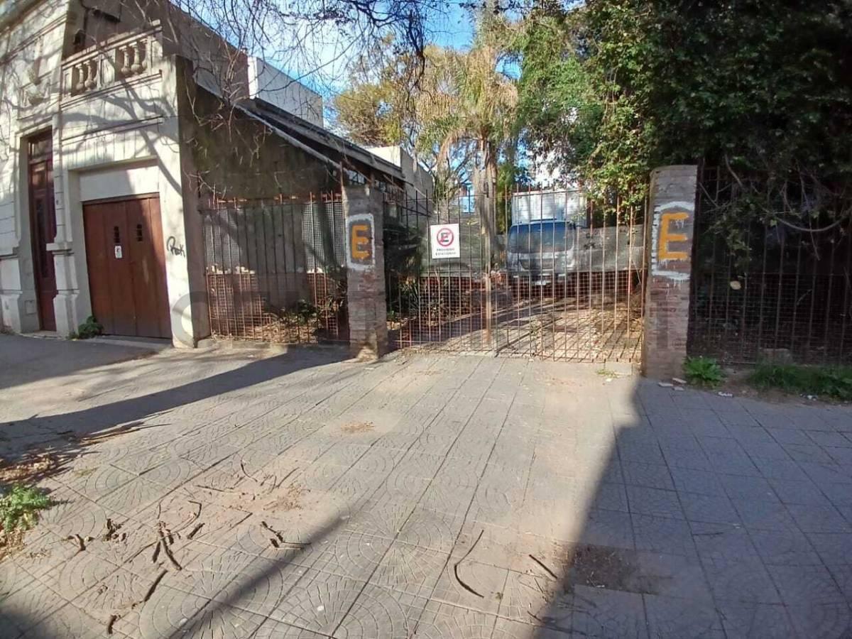Foto de 5 entre 41 y 42. Venta de Casa cuatro dormitorios y terreno, imagen 1