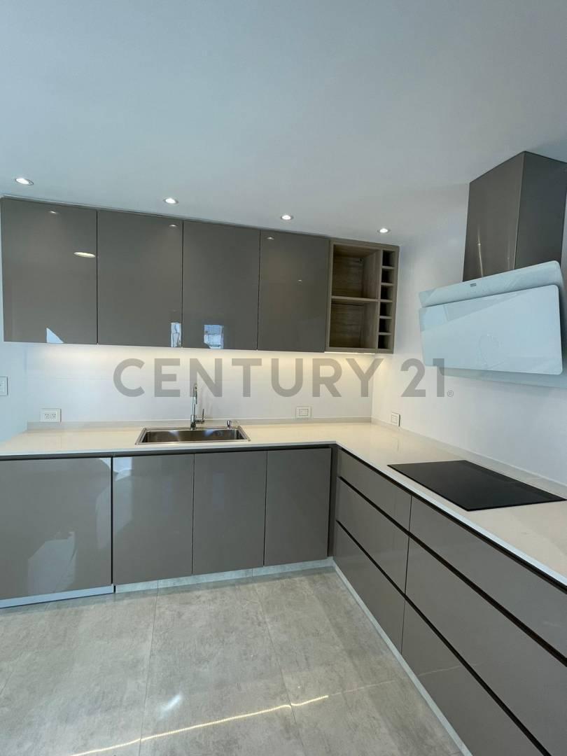 Foto de 44 entre 11 y 12. Dúplex en altura, terraza y quincho propios., imagen 3