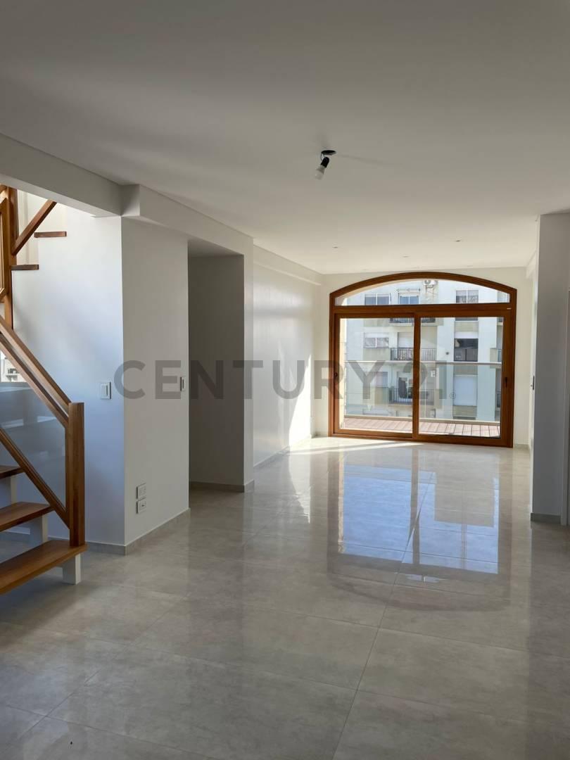 Foto de 44 entre 11 y 12. Dúplex en altura, terraza y quincho propios., imagen 2