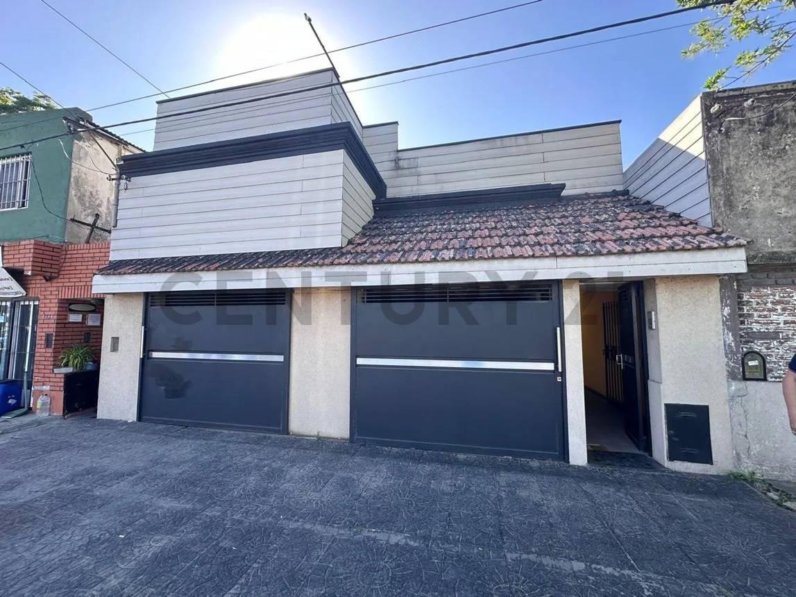 Foto de 72 23 y 24 Casa en venta 4 dormitorios La Plata, imagen 1