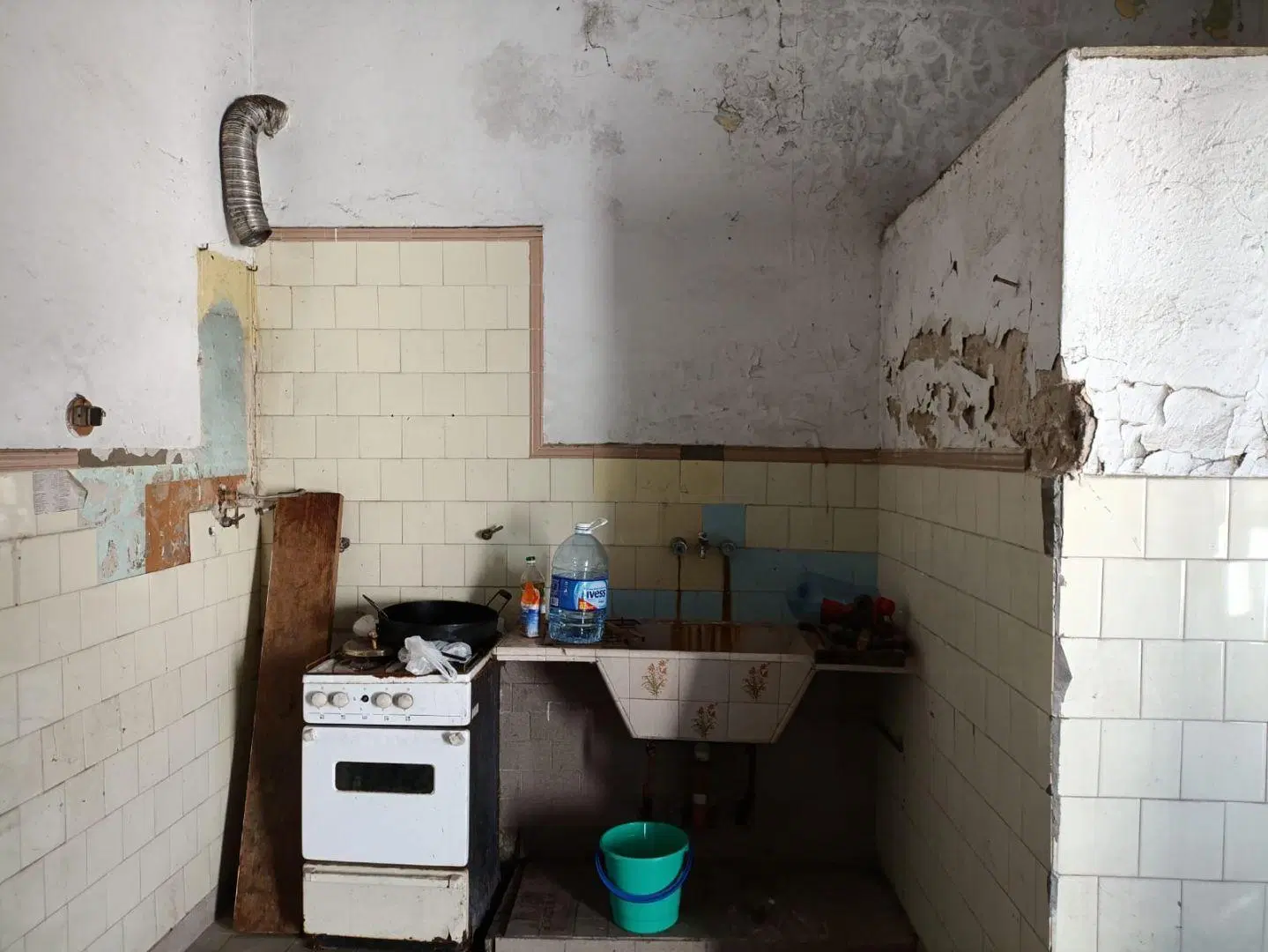 Venta de Casa 4 Ambientes en Lomas del Mirador, La Matanza + galpón. Lote 10x30. 3