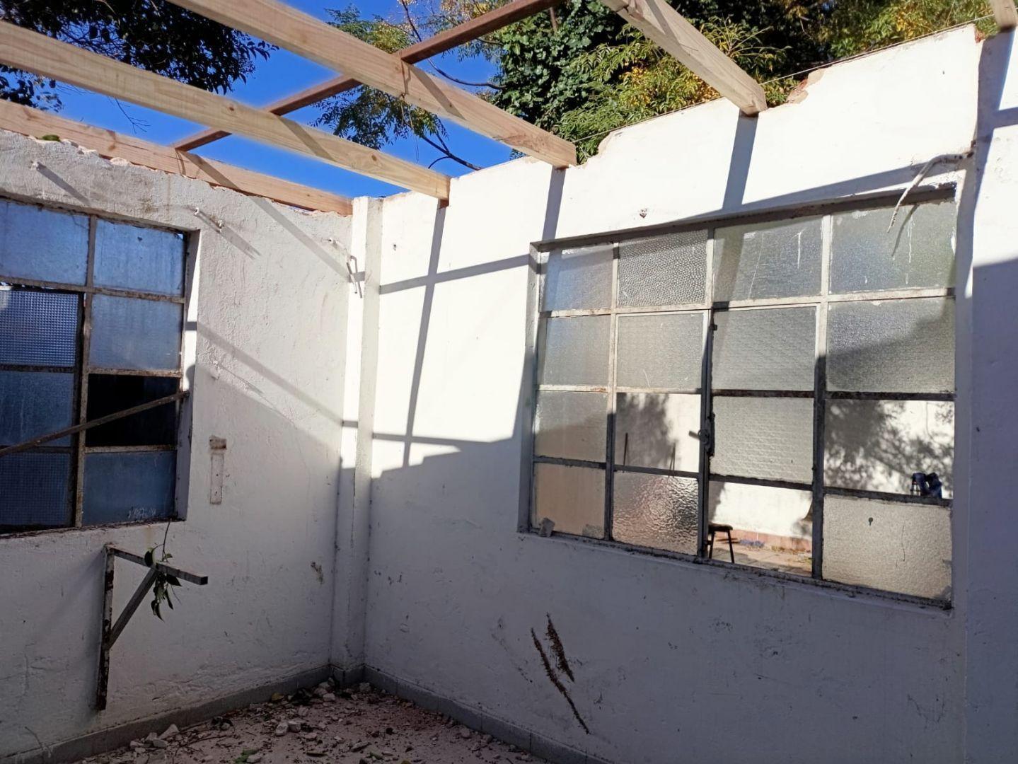 Venta de Casa 4 Ambientes en Lomas del Mirador, La Matanza + galpón. Lote 10x30.