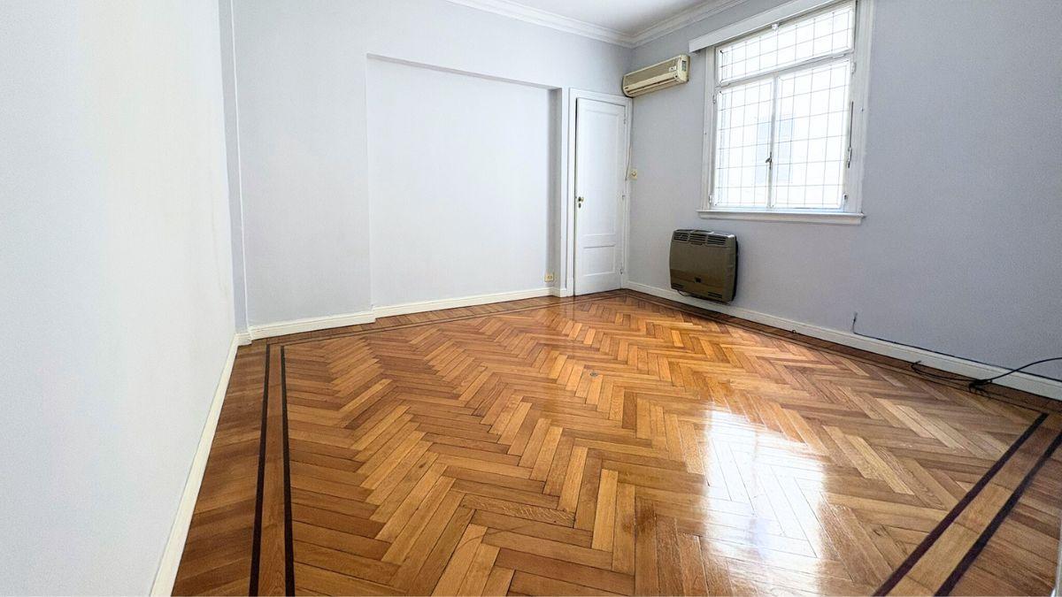 Departamento de 3 Ambientes en Semipiso, con Dependencia - Muy Luminoso
