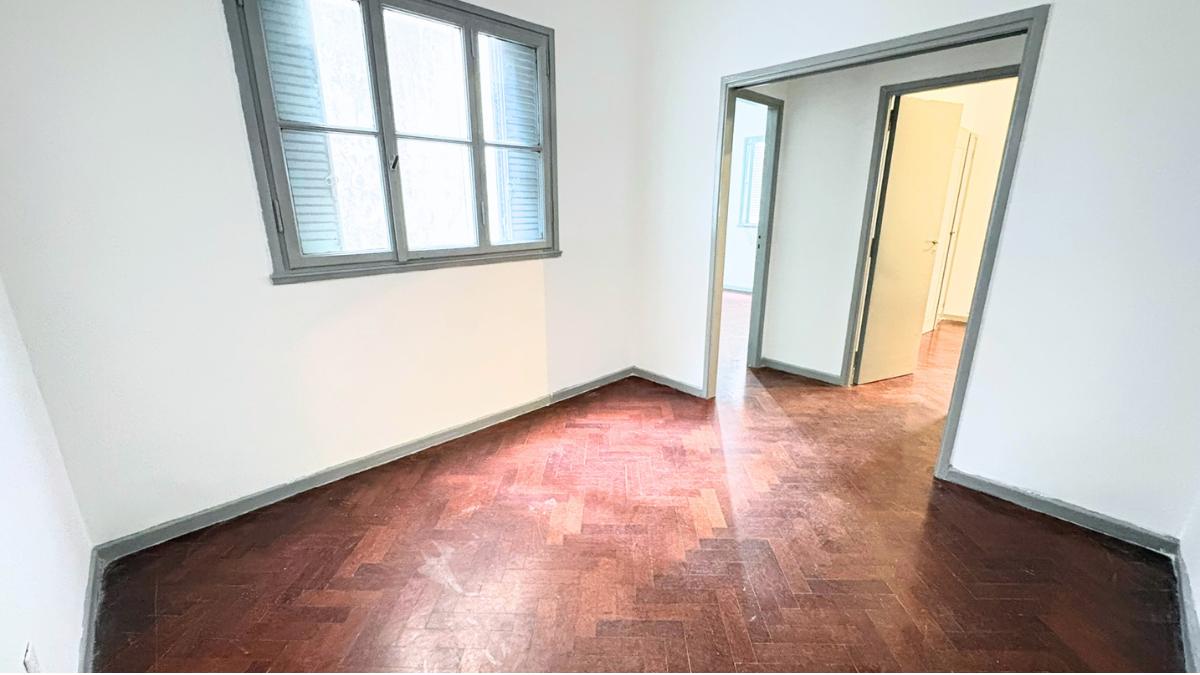 Foto de Depto de 3 Ambientes al contrafrente, 2do piso x escalera, techos altos, imagen 2