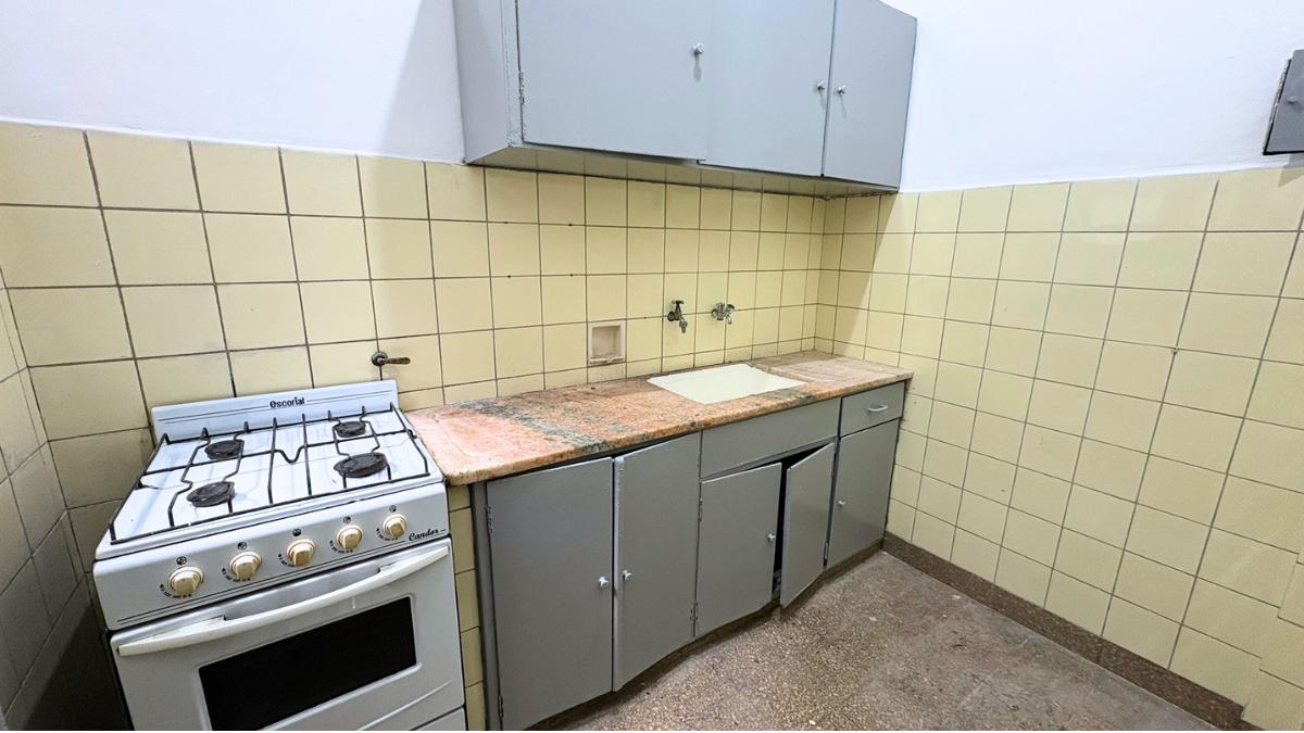 Foto de Depto de 3 Ambientes al contrafrente, 2do piso x escalera, techos altos, imagen 3