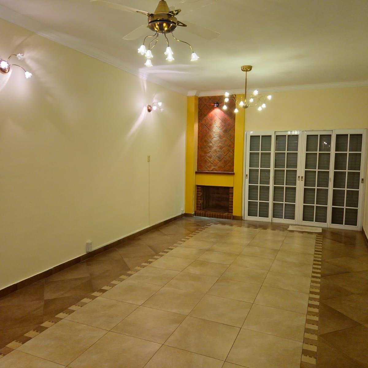 En Venta: Casa + Local Comercial en Reconquista 5