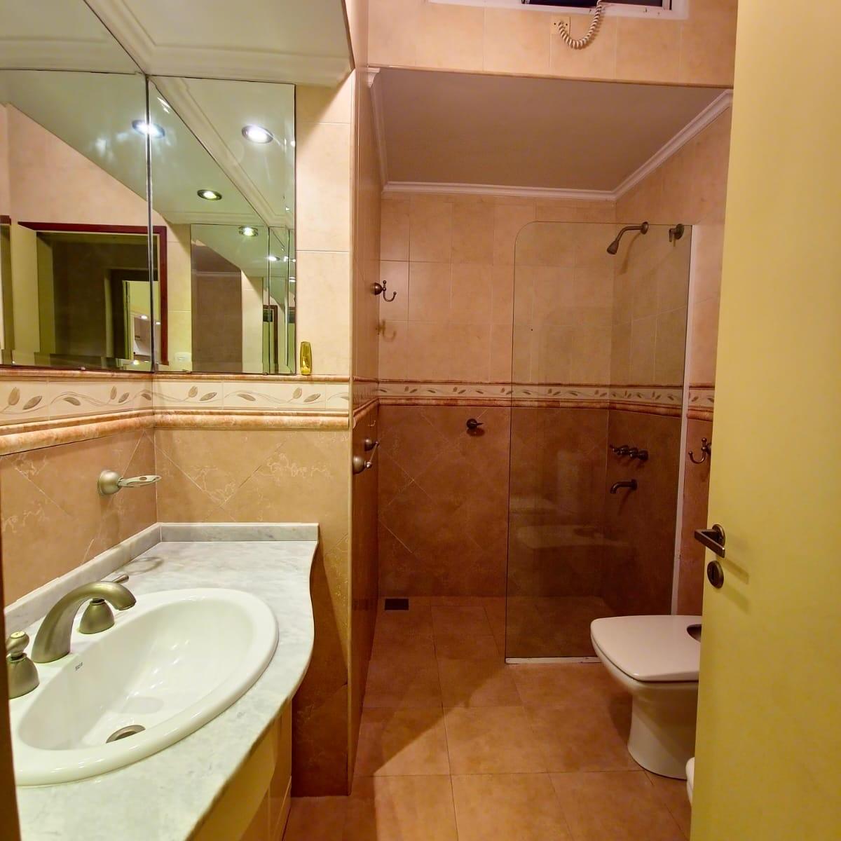 En Venta: Casa + Local Comercial en Reconquista 4
