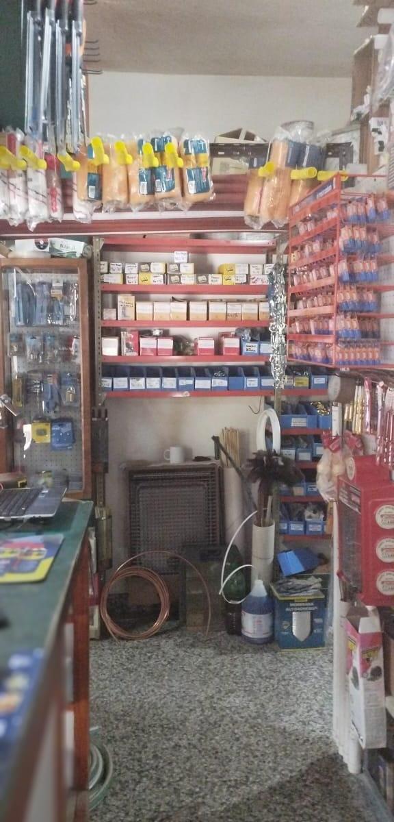 Propiedad Compuesta de Una Casa y 4 Locales Comerciales 2