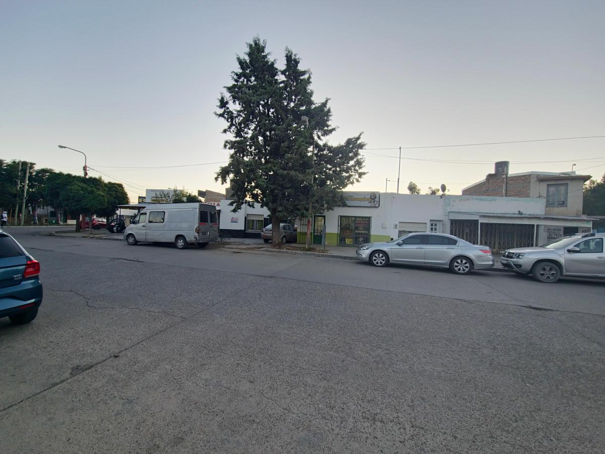 Propiedad Compuesta de Una Casa y 4 Locales Comerciales 2