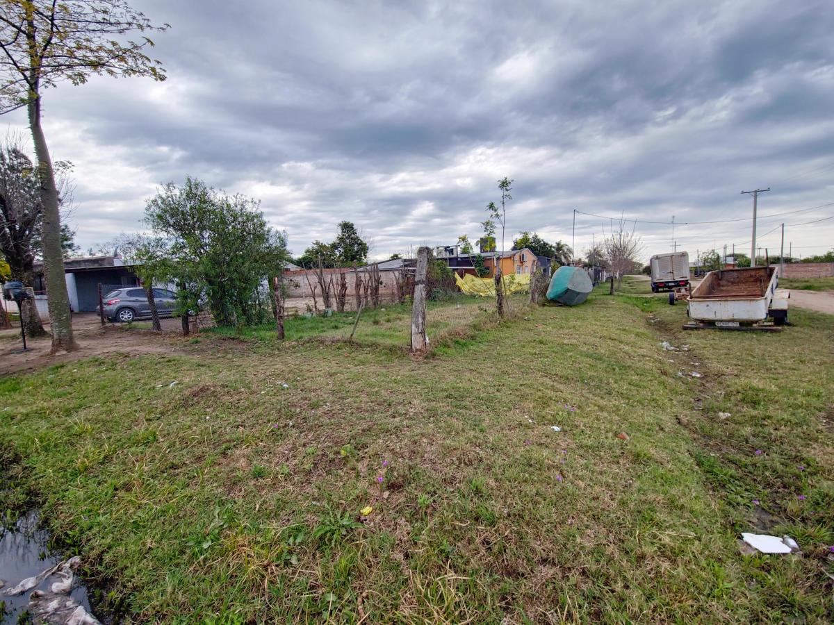 En Venta: Pequeño Terreno en Barrio Lujan - Romang. 2