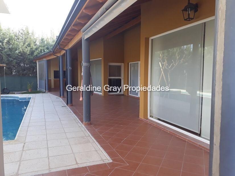 Casa en Venta de 4 Dorm. con Pileta en Plottier 2