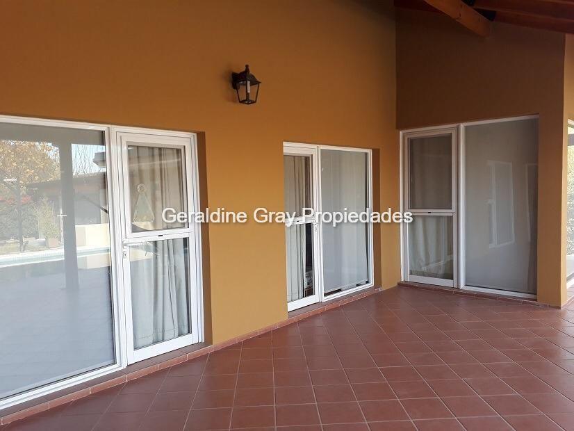 Casa en Venta de 4 Dorm. con Pileta en Plottier 4