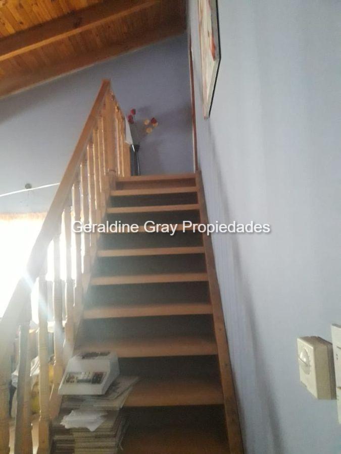 Casa en Venta de 5 Dorm. con 2 Piletas Techadas en General Fernández Oro 2