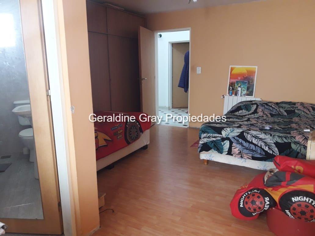Casa en Venta de 5 Dorm. con 2 Piletas Techadas en General Fernández Oro 3