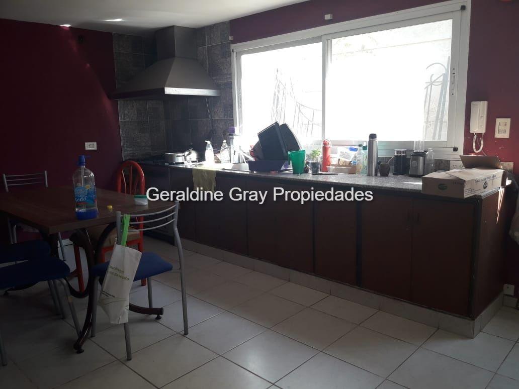 Casa en Venta de 5 Dorm. con 2 Piletas Techadas en General Fernández Oro 5
