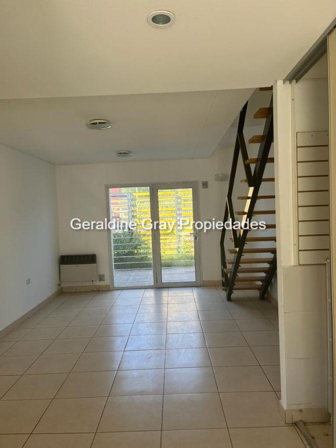 Dúplex en venta de 2 dormitorios c/ cochera en Centenario